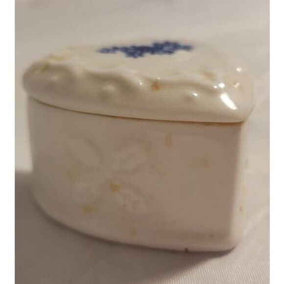 VTG Porcelain Ceramic Heart Shaped Blue and White Trinket Box / Ring Box - Picture 3 of 6
